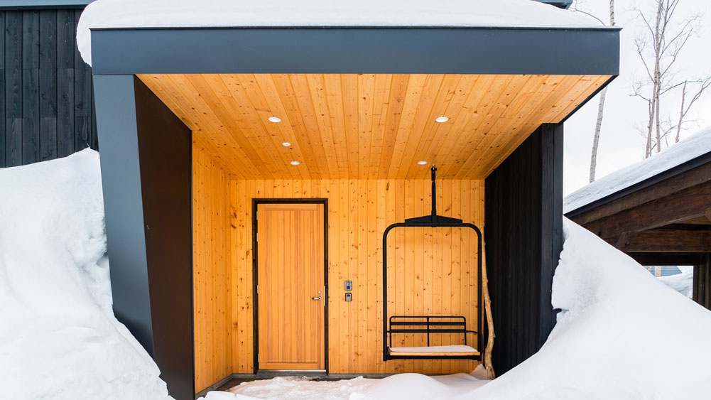 Birchwood Chalet - swing by the foyer